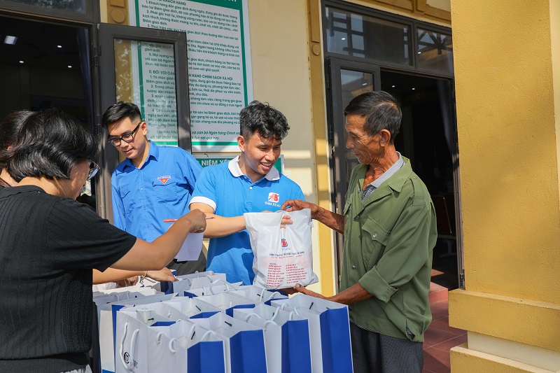 Dược phẩm Tâm Bình phối hợp với Chi đoàn Cục An toàn thực phẩm khám bệnh, tặng quà tại xã Văn Khê