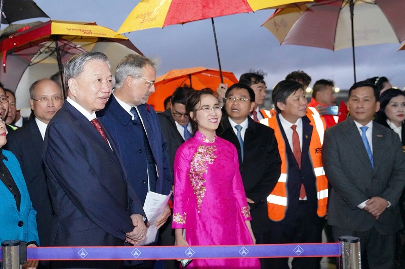 Tàu bay mang biểu tượng kỷ niệm 50 năm quan hệ ngoại giao Việt Nam - Pháp đã về tới TP Hồ Chí Minh sau hành trình cảm xúc