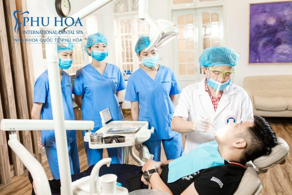 Mất răng nên cấy ghép implant hay làm cầu răng sứ thì tốt?