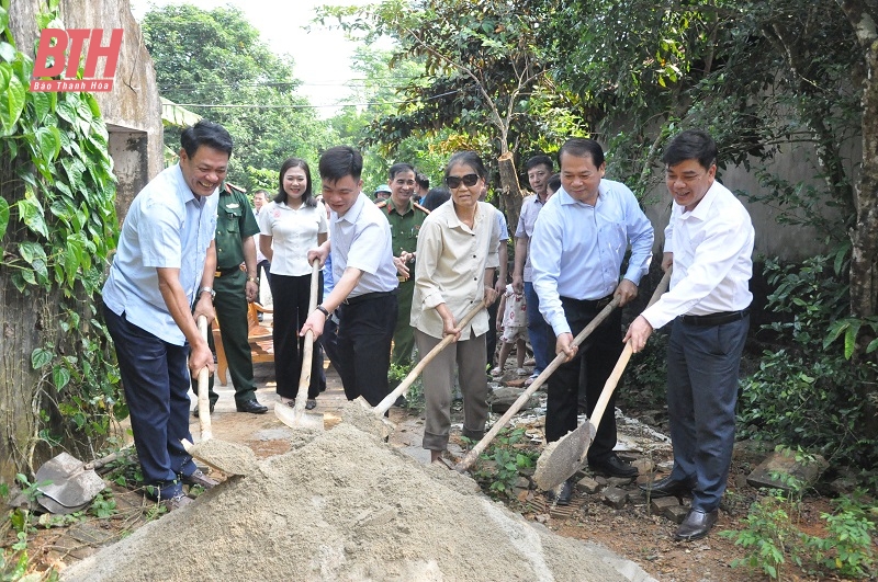 Trưởng Ban Tổ chức Tỉnh ủy Nguyễn Văn Hùng dự Lễ khởi công xây dựng nhà cho hộ nghèo, hộ gia đình chính sách, hộ còn khó khăn về nhà ở huyện Thạch Thành