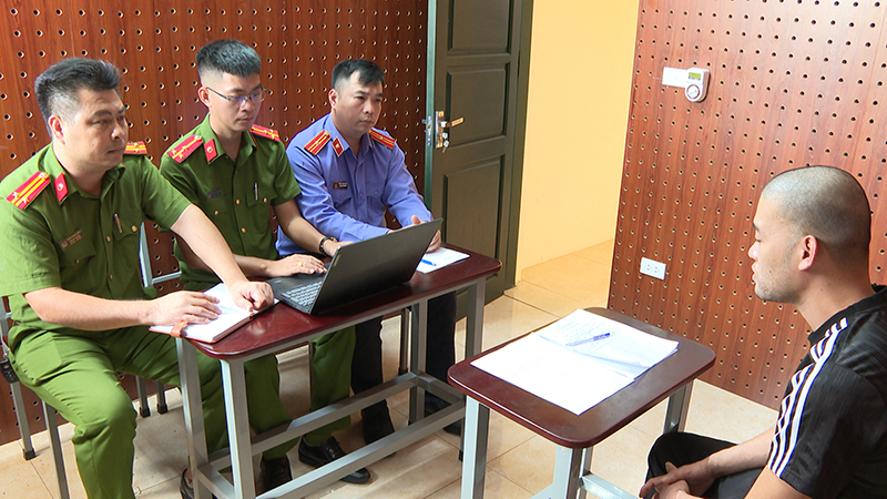 Công an huyện Cẩm Thủy liên tiếp bắt 2 vụ, 10 đối tượng mua bán và tổ chức sử dụng ma túy