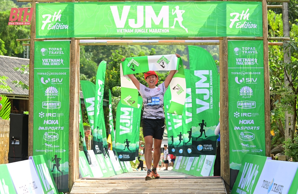 1.500 VĐV trong nước, quốc tế sôi nổi tranh tài tại Giải chạy Marathon băng rừng Việt Nam - Pù Luông 2024