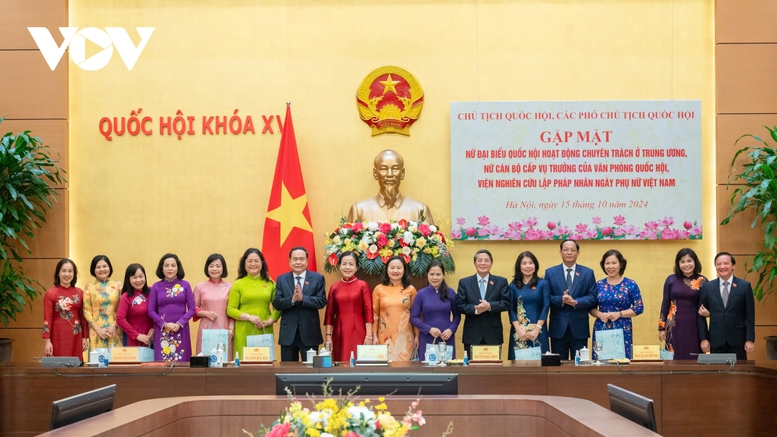 Chủ tịch Quốc hội gặp mặt nữ đại biểu Quốc hội hoạt động chuyên trách