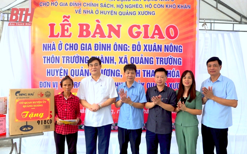 Huyện ủy Quảng Xương bàn giao nhà tình nghĩa cho hộ nghèo