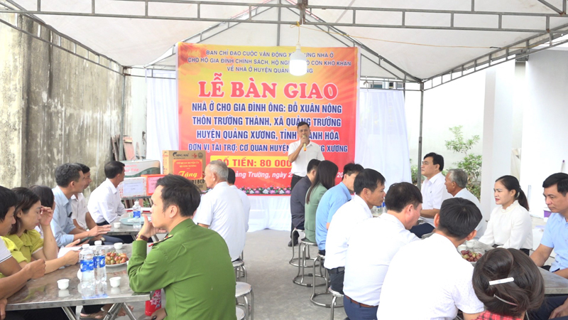 Huyện ủy Quảng Xương bàn giao nhà tình nghĩa cho hộ nghèo