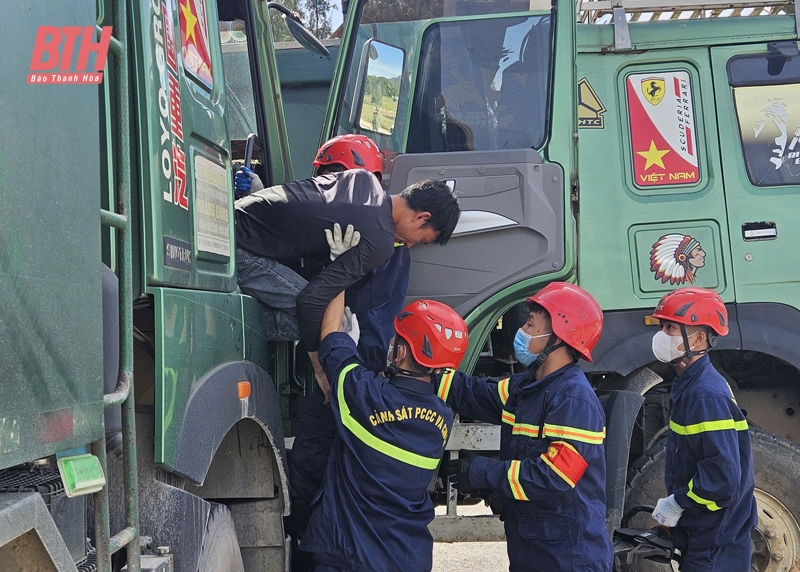 Quảng Xương thực tập phương án cứu nạn cứu hộ tình huống tai nạn giao thông đường bộ