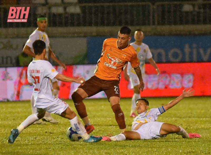 Đông Á Thanh Hóa chia điểm trên phố núi trong ngày mưa