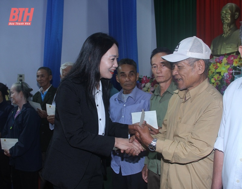 Thứ trưởng Bộ Lao động - Thương binh và Xã hội Nguyễn Bá Hoan thăm và tặng quà tại huyện Nga Sơn