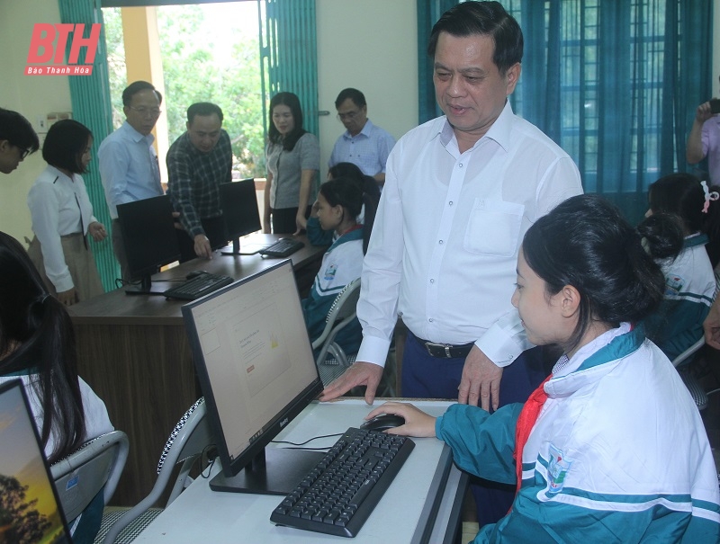 Thứ trưởng Bộ Lao động - Thương binh và Xã hội Nguyễn Bá Hoan thăm và tặng quà tại huyện Nga Sơn