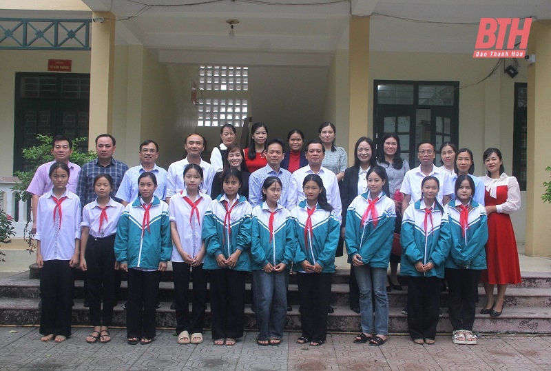 Thứ trưởng Bộ Lao động - Thương binh và Xã hội Nguyễn Bá Hoan thăm và tặng quà tại huyện Nga Sơn