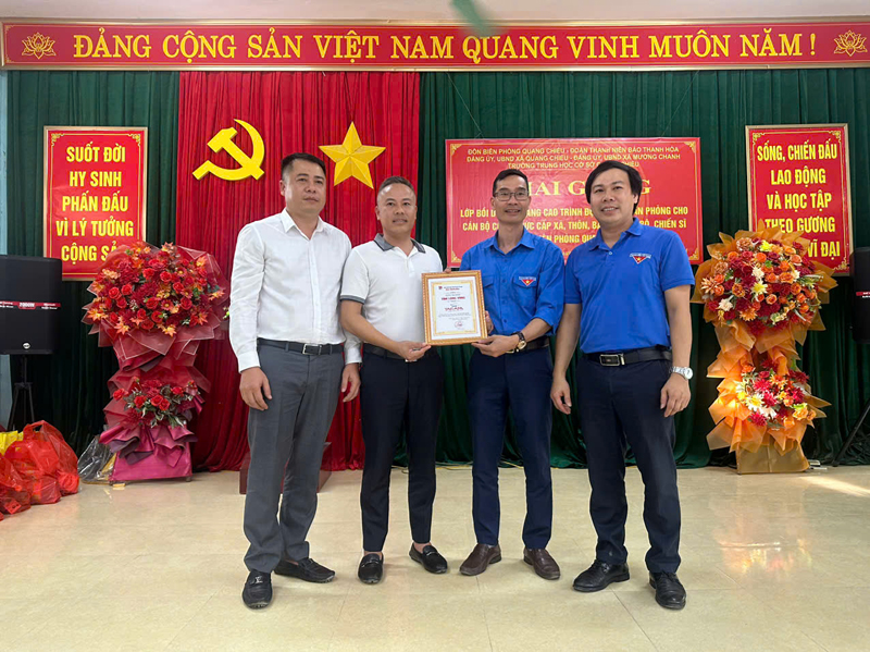 Đoàn Thanh niên Báo Thanh Hóa thực hiện chương trình thiện nguyện tại Mường Lát