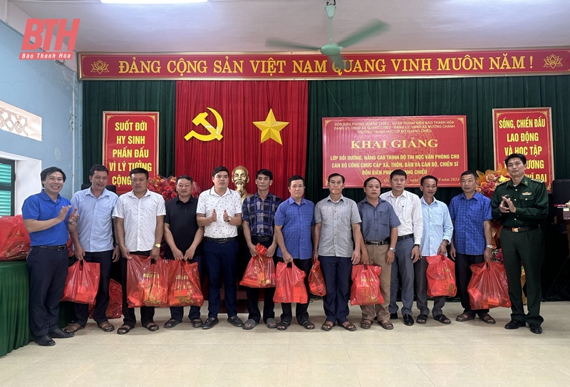 Đoàn Thanh niên Báo Thanh Hóa thực hiện chương trình thiện nguyện tại Mường Lát