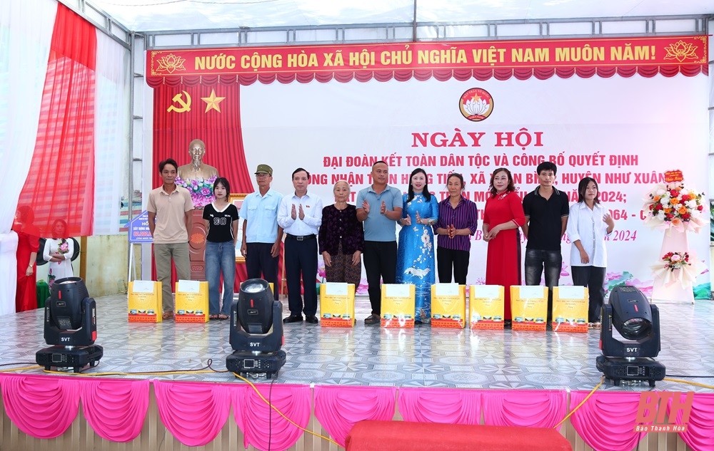 Phó Bí thư Thường trực Tỉnh ủy Lại Thế Nguyên dự Ngày hội Đại đoàn kết toàn dân tộc tại thôn Hùng Tiến