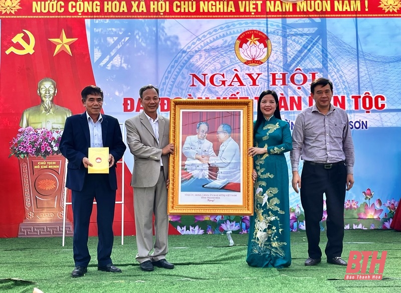 Trưởng Ban Dân vận Tỉnh ủy, Chủ tịch Ủy ban MTTQ tỉnh dự Ngày hội Đại đoàn kết toàn dân tộc tại khu dân cư Sơn Thắng