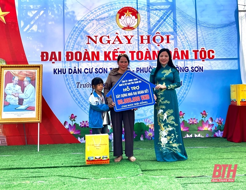 Trưởng Ban Dân vận Tỉnh ủy, Chủ tịch Ủy ban MTTQ tỉnh dự Ngày hội Đại đoàn kết toàn dân tộc tại khu dân cư Sơn Thắng