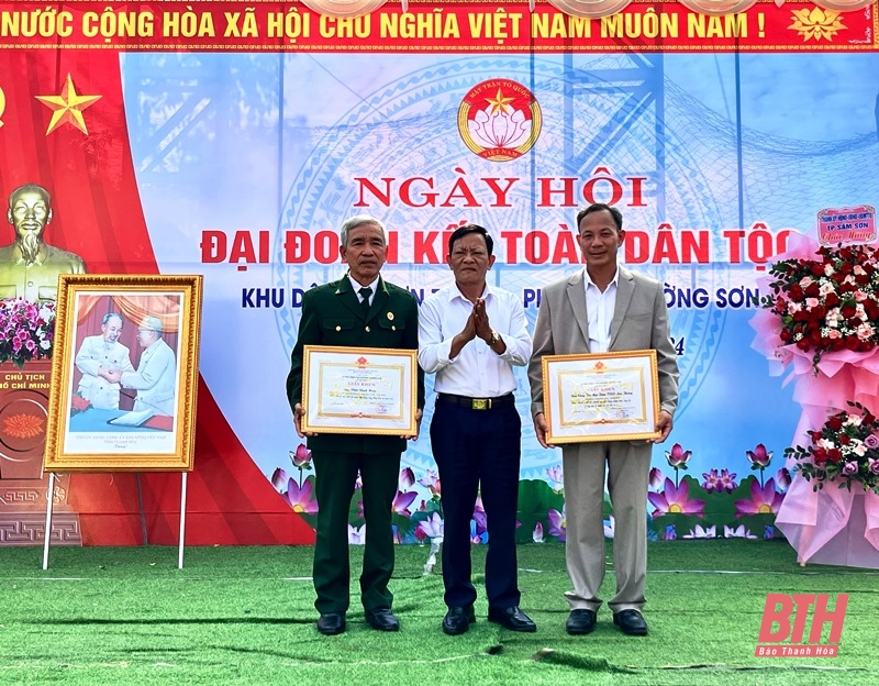 Trưởng Ban Dân vận Tỉnh ủy, Chủ tịch Ủy ban MTTQ tỉnh dự Ngày hội Đại đoàn kết toàn dân tộc tại khu dân cư Sơn Thắng