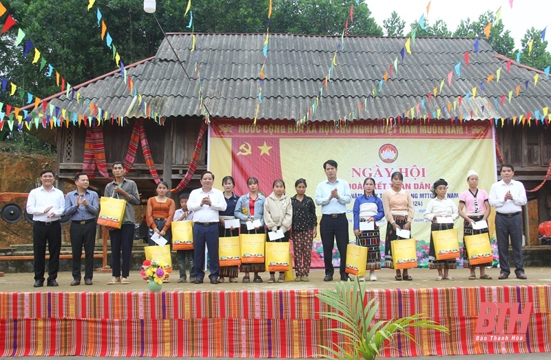 Trưởng Ban Tuyên giáo Tỉnh ủy Đào Xuân Yên chung vui Ngày hội Đại đoàn kết toàn dân tộc tại bản Chí Lý Nặm Đanh