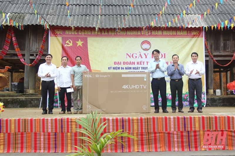 Trưởng Ban Tuyên giáo Tỉnh ủy Đào Xuân Yên chung vui Ngày hội Đại đoàn kết toàn dân tộc tại bản Chí Lý Nặm Đanh