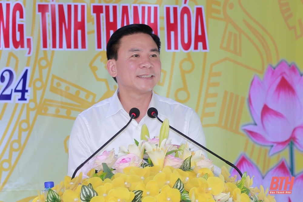 Phó Trưởng Ban Tổ chức Trung ương Đỗ Trọng Hưng và Phó Bí thư Tỉnh uỷ Trịnh Tuấn Sinh dự Ngày hội Đại đoàn kết toàn dân tộc tại huyện Quảng Xương