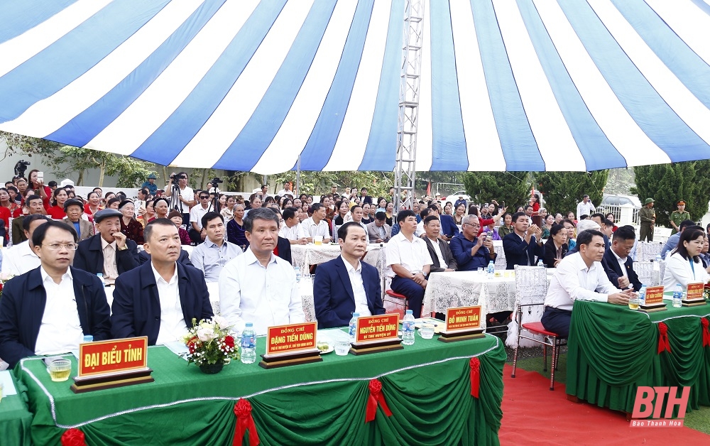 Chủ tịch UBND tỉnh Đỗ Minh Tuấn dự Ngày hội Đại đoàn kết toàn dân tộc tại khu dân cư thôn 5, xã Cán Khê