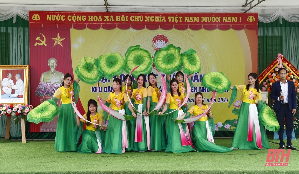Chủ tịch UBND tỉnh Đỗ Minh Tuấn dự Ngày hội Đại đoàn kết toàn dân tộc tại khu dân cư thôn 5, xã Cán Khê