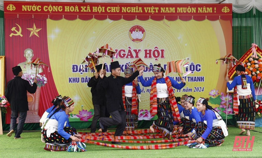 Chủ tịch UBND tỉnh Đỗ Minh Tuấn dự Ngày hội Đại đoàn kết toàn dân tộc tại khu dân cư thôn 5, xã Cán Khê