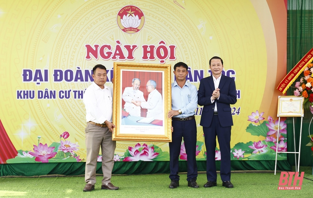 Chủ tịch UBND tỉnh Đỗ Minh Tuấn dự Ngày hội Đại đoàn kết toàn dân tộc tại khu dân cư thôn 5, xã Cán Khê