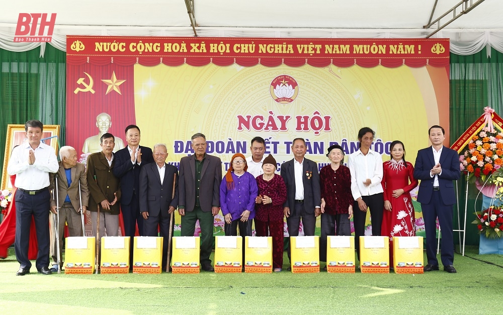 Chủ tịch UBND tỉnh Đỗ Minh Tuấn dự Ngày hội Đại đoàn kết toàn dân tộc tại khu dân cư thôn 5, xã Cán Khê