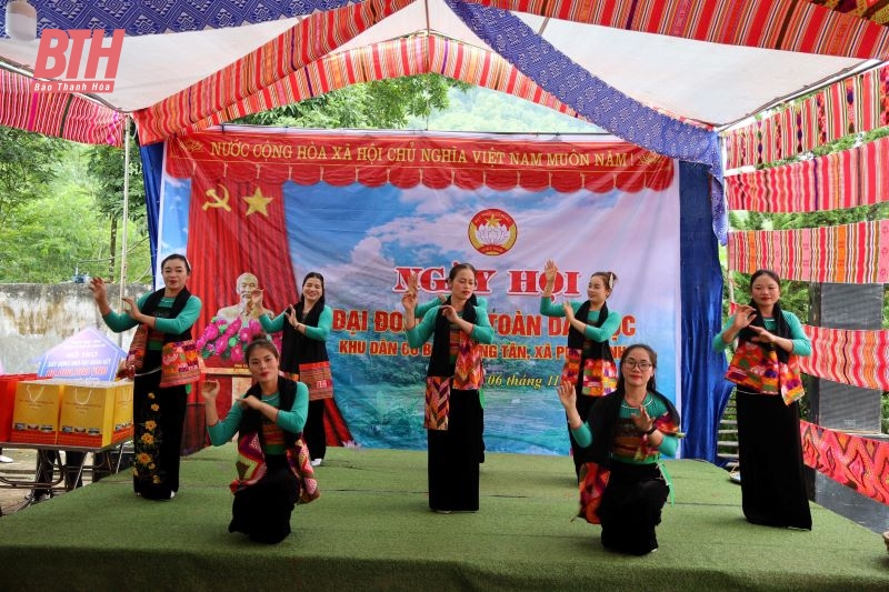 Phó Chủ tịch UBND tỉnh Lê Đức Giang dự Ngày hội Đại đoàn kết toàn dân tộc với cán bộ và Nhân dân bản Trung Tân