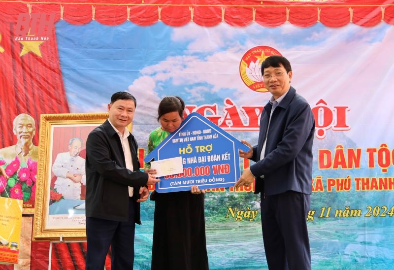 Phó Chủ tịch UBND tỉnh Lê Đức Giang dự Ngày hội Đại đoàn kết toàn dân tộc với cán bộ và Nhân dân bản Trung Tân