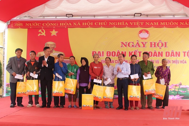 Phó Chủ tịch Thường trực HĐND tỉnh Lê Tiến Lam dự Ngày hội Đại đoàn kết toàn dân tộc tại khu dân cư thôn Lam Vỹ 