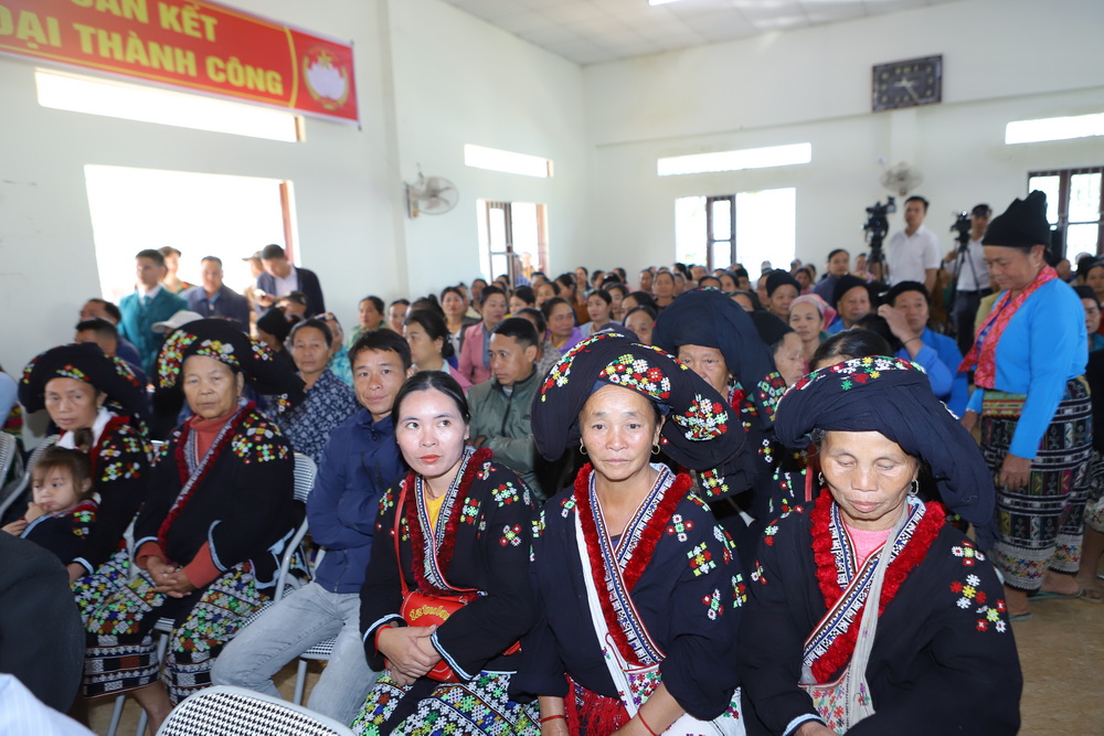 Bí thư Tỉnh ủy Nguyễn Doãn Anh chung vui ngày hội đại đoàn kết toàn dân tộc với cán bộ, Nhân dân bản Pùng, xã Quang Chiểu