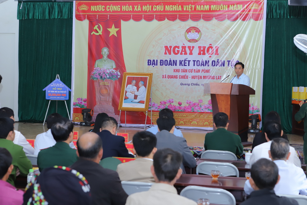 Bí thư Tỉnh ủy Nguyễn Doãn Anh chung vui ngày hội đại đoàn kết toàn dân tộc với cán bộ, Nhân dân bản Pùng, xã Quang Chiểu