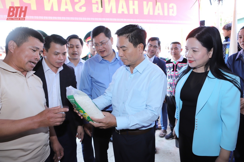 Bí thư Tỉnh ủy Nguyễn Doãn Anh chung vui ngày hội đại đoàn kết toàn dân tộc với cán bộ, Nhân dân bản Pùng, xã Quang Chiểu
