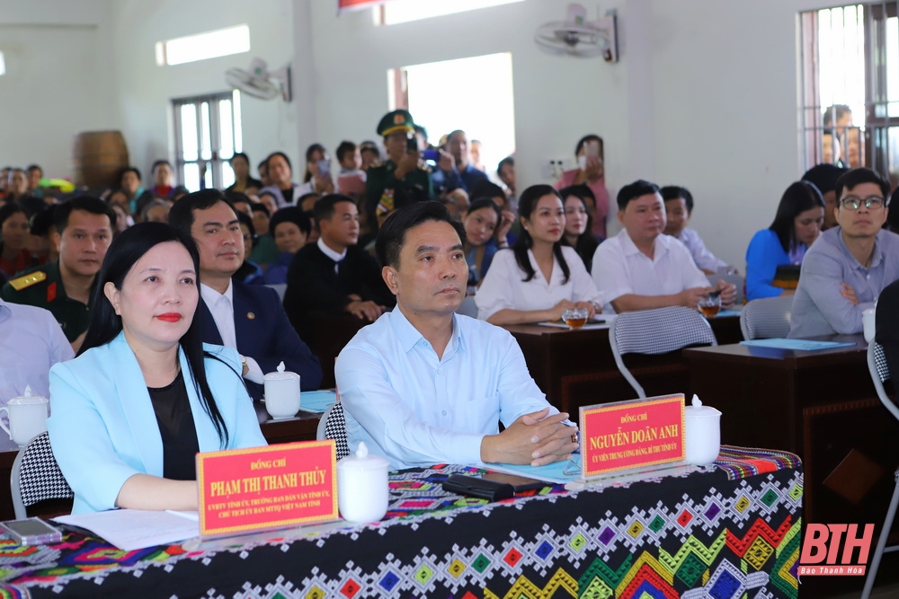 Bí thư Tỉnh ủy Nguyễn Doãn Anh chung vui ngày hội đại đoàn kết toàn dân tộc với cán bộ, Nhân dân bản Pùng, xã Quang Chiểu