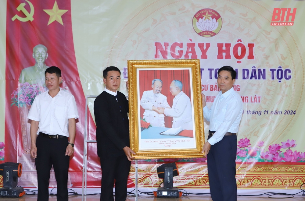 Bí thư Tỉnh ủy Nguyễn Doãn Anh chung vui ngày hội đại đoàn kết toàn dân tộc với cán bộ, Nhân dân bản Pùng, xã Quang Chiểu