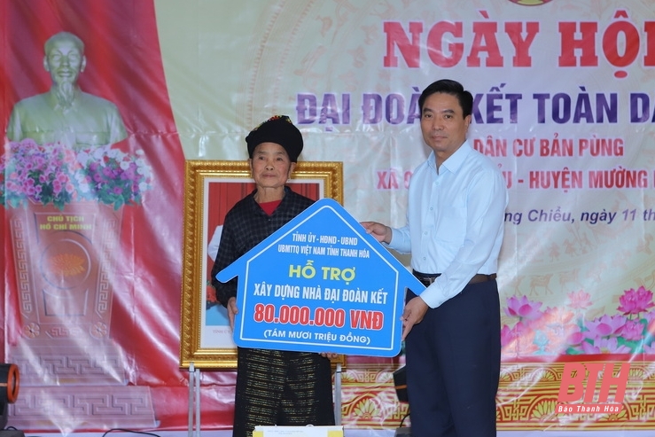 Bí thư Tỉnh ủy Nguyễn Doãn Anh chung vui ngày hội đại đoàn kết toàn dân tộc với cán bộ, Nhân dân bản Pùng, xã Quang Chiểu