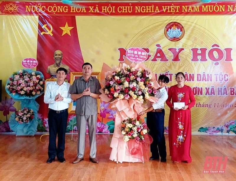 Trưởng Ban Tuyên giáo Tỉnh ủy Đào Xuân Yên chung vui Ngày hội Đại đoàn kết toàn dân tộc tại thôn Đà Sơn