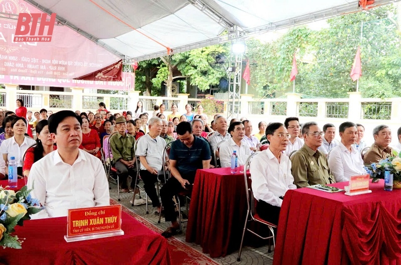 Phó Chủ tịch UBND tỉnh Đầu Thanh Tùng dự Ngày hội Đại đoàn kết toàn dân tộc tại thôn Tân Sen