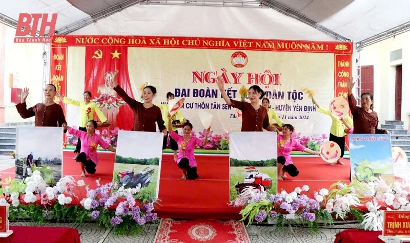 Phó Chủ tịch UBND tỉnh Đầu Thanh Tùng dự Ngày hội Đại đoàn kết toàn dân tộc tại thôn Tân Sen