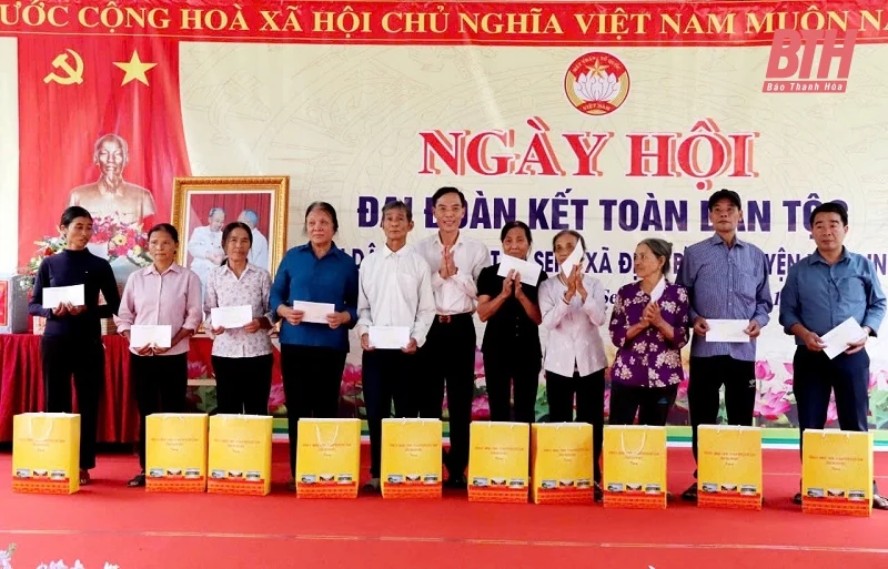 Phó Chủ tịch UBND tỉnh Đầu Thanh Tùng dự Ngày hội Đại đoàn kết toàn dân tộc tại thôn Tân Sen