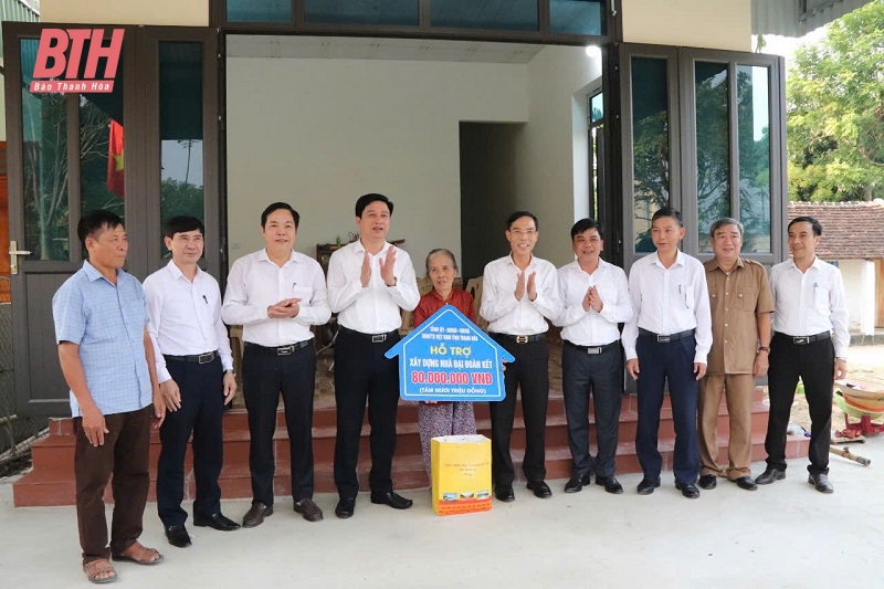 Phó Chủ tịch UBND tỉnh Đầu Thanh Tùng dự Ngày hội Đại đoàn kết toàn dân tộc tại thôn Tân Sen