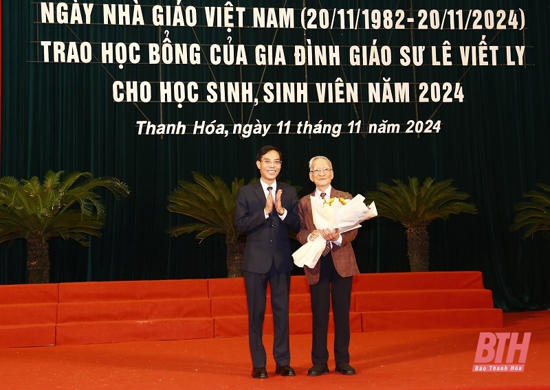 Kỷ niệm 42 năm Ngày Nhà giáo Việt Nam và trao học bổng của gia đình Giáo sư Lê Viết Ly cho học sinh, sinh viên