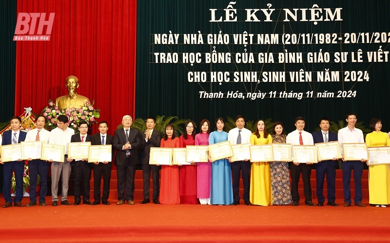 Kỷ niệm 42 năm Ngày Nhà giáo Việt Nam và trao học bổng của gia đình Giáo sư Lê Viết Ly cho học sinh, sinh viên