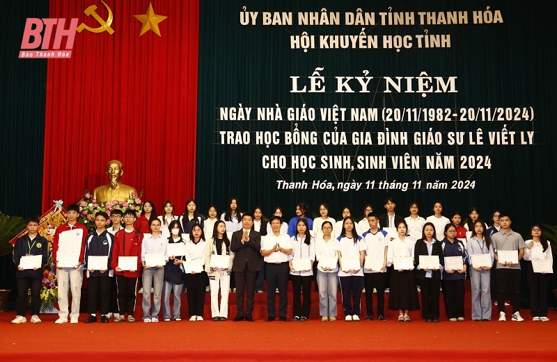 Kỷ niệm 42 năm Ngày Nhà giáo Việt Nam và trao học bổng của gia đình Giáo sư Lê Viết Ly cho học sinh, sinh viên