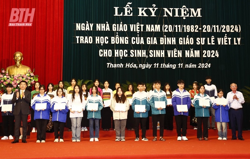 Kỷ niệm 42 năm Ngày Nhà giáo Việt Nam và trao học bổng của gia đình Giáo sư Lê Viết Ly cho học sinh, sinh viên