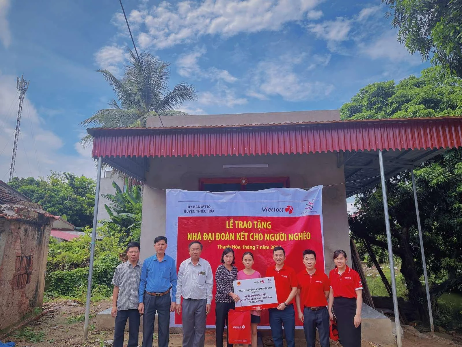 Vietlott trao tiền hỗ trợ xây dựng nhà Đại đoàn kết cho hộ nghèo tại huyện Hoằng Hóa