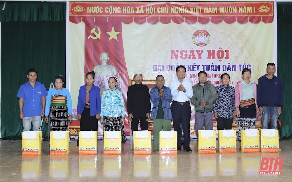 Bí thư Tỉnh ủy Nguyễn Doãn Anh chung vui ngày hội đại đoàn kết toàn dân tộc với cán bộ, Nhân dân bản Pùng, xã Quang Chiểu