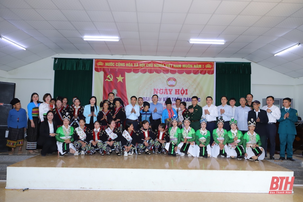 Bí thư Tỉnh ủy Nguyễn Doãn Anh chung vui ngày hội đại đoàn kết toàn dân tộc với cán bộ, Nhân dân bản Pùng, xã Quang Chiểu