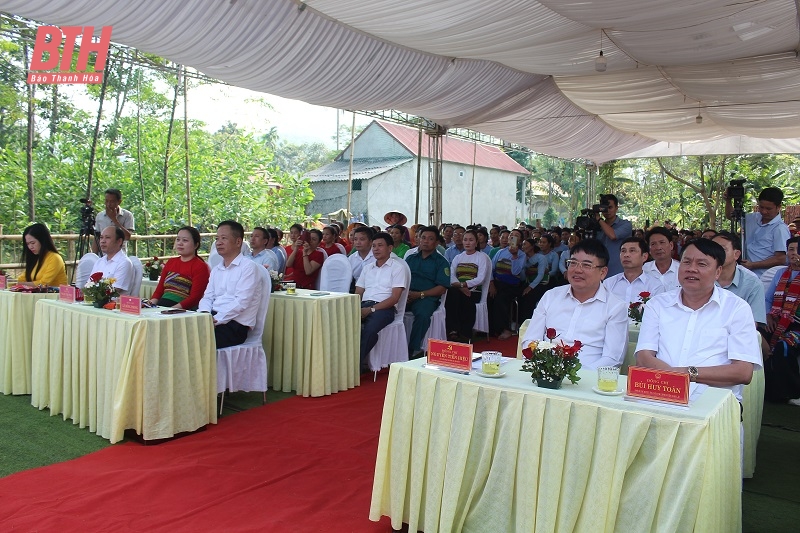 Trưởng Ban Quản lý KTT Nghi Sơn và nhà cái m88 KCN tỉnh Nguyễn Tiến Hiệu dự Ngày hội Đại đoàn kết toàn dân tại Ngọc Lặc